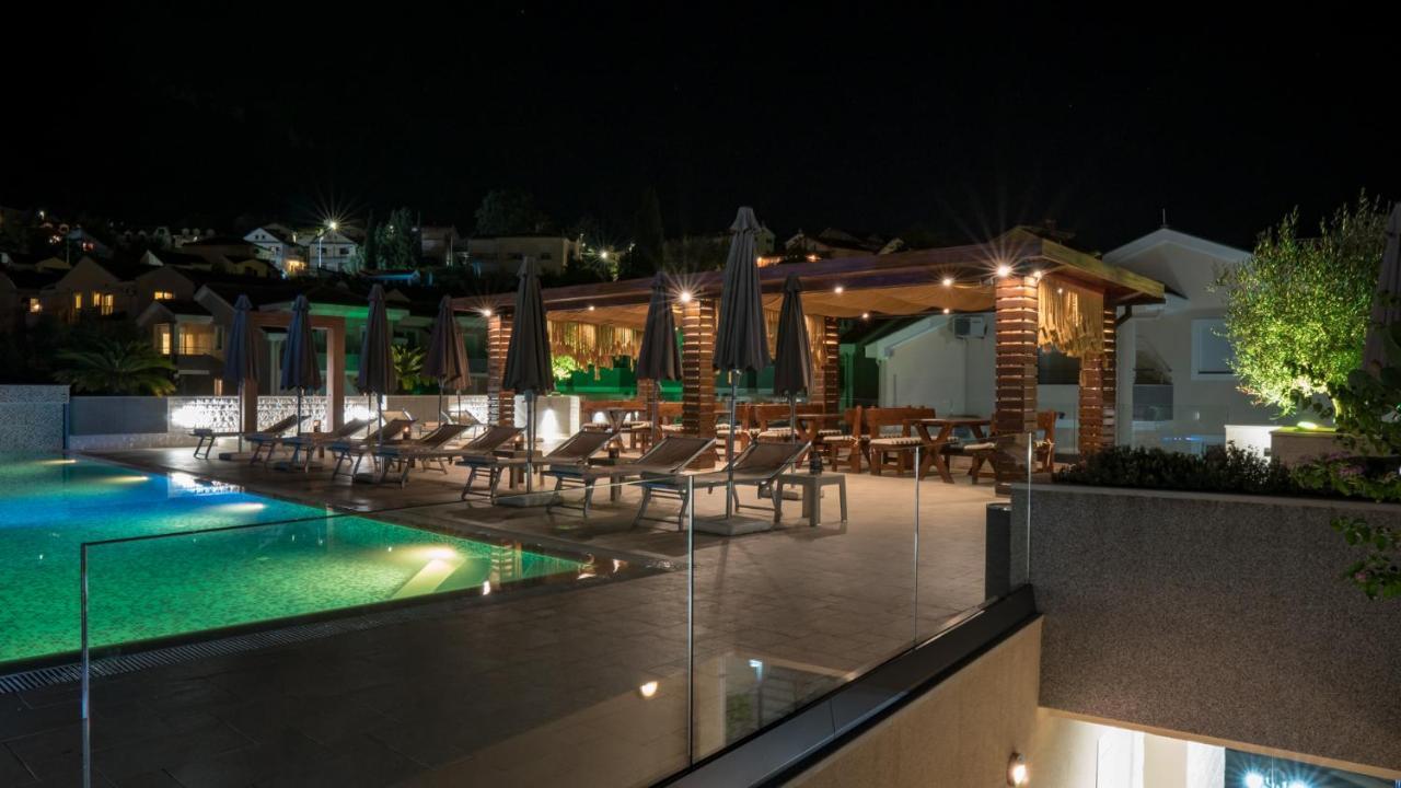 Apart hotel Sun Village Herceg Novi Exteriör bild